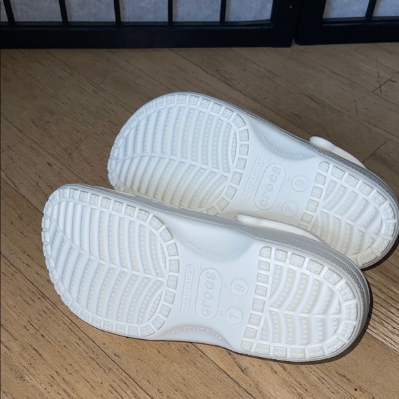Disney White Clogs with Iconic Cutouts size 9 women’s, size 7 men’s. Like new. - Picture 6 of 8